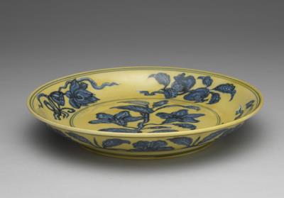 图片[3]-Dish with flowering pomegrante, fruiting branches and lotus sprigs, in underglaze blue on a yellow ground, Ming dynasty, Hongzhi reign, 1488-1505-China Archive